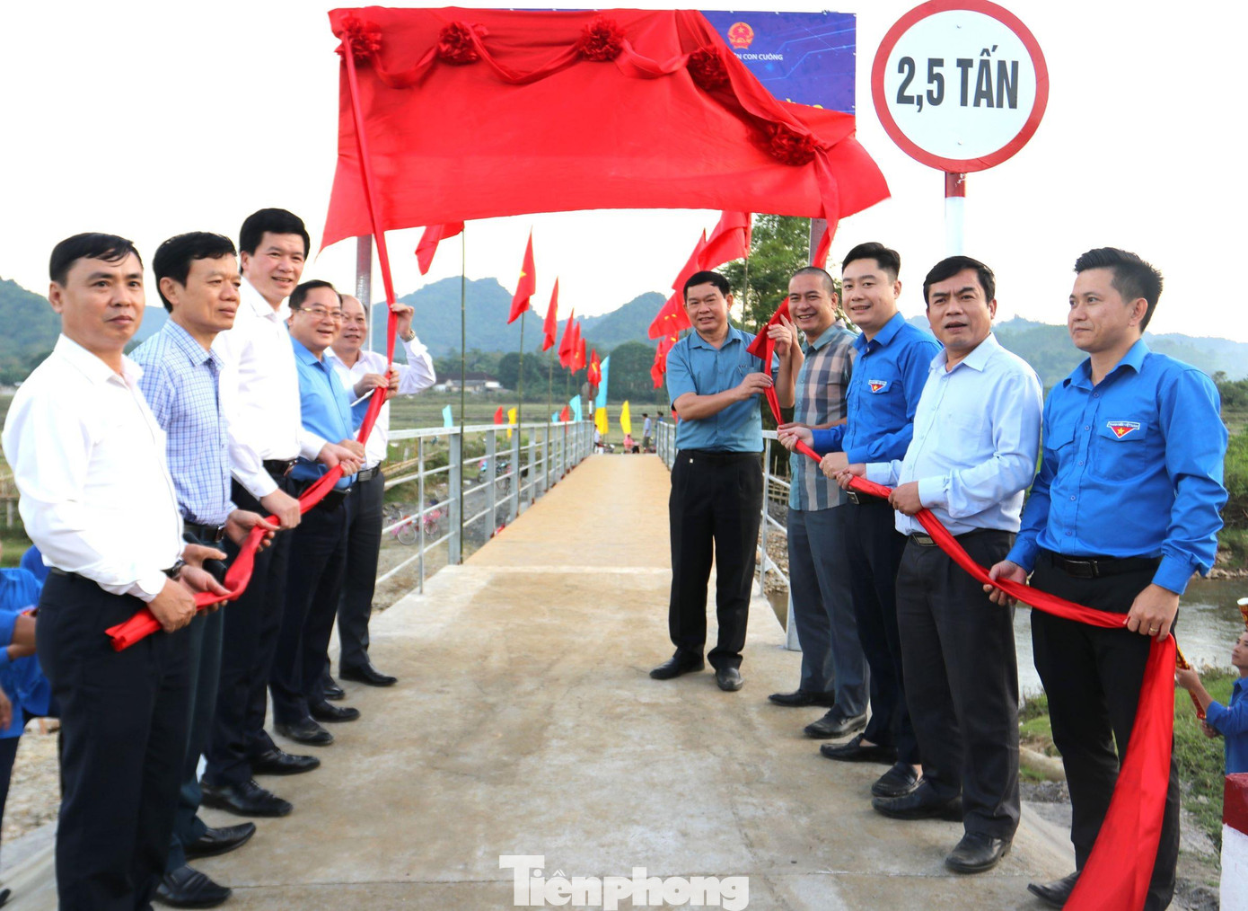 Đại biểu thực hiện nghi lễ khánh thành cầu dân sinh "Cầu nối yêu thương - Cùng em tới trường" tại bản Tổng Chai, xã Chi Khê, huyện Con Cuông.