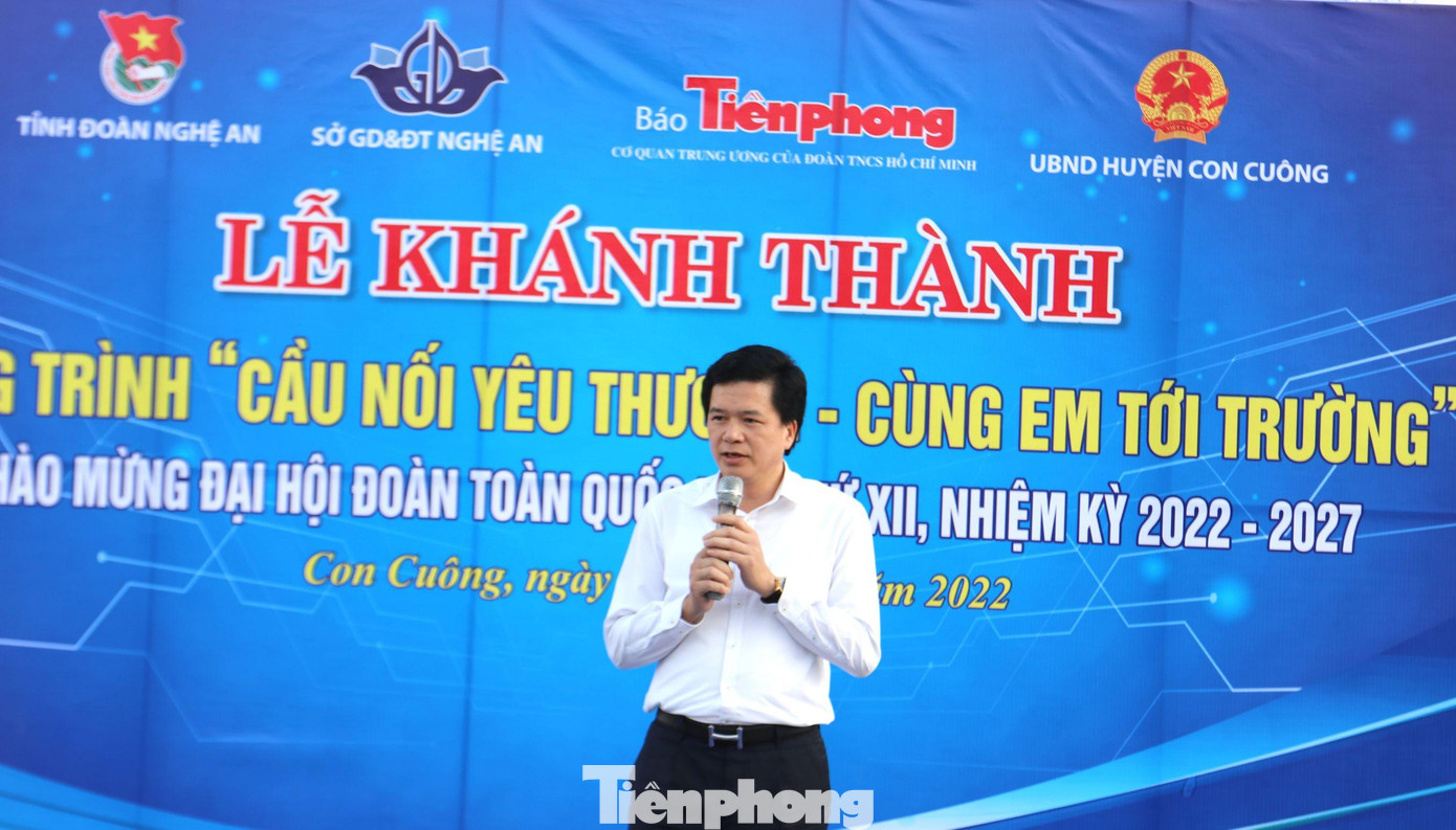 Ông Nguyễn Đình Hùng - Bí thư Huyện ủy Con Cuông cho biết: "Bản Tổng Chai có 180 hộ dân, 200 học sinh các cấp, vào mùa mưa lũ không thể đi qua, vì thế cây cầu được xây dựng có ý nghĩa rất lớn đối với đời sống sản xuất của người dân, việc học của các cháu học sinh. Thay mặt lãnh đạo huyện xin cảm ơn Sở GD&ĐT Nghệ An, Báo Tiền Phong, Tỉnh Đoàn Nghệ An đã mang đến niềm vui lớn lao cho nhân dân địa phương".