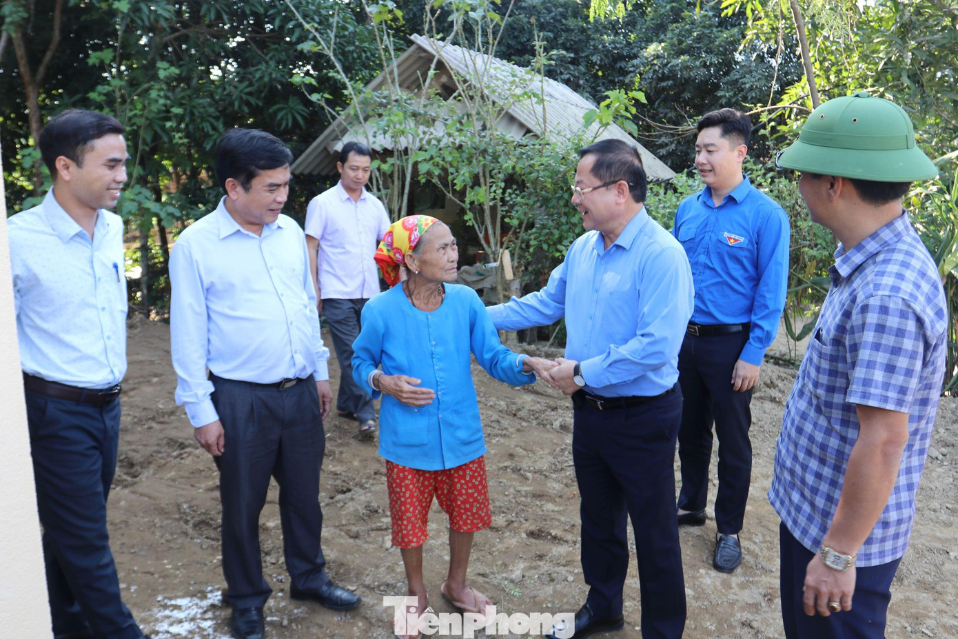 Cùng ngày, Báo Tiền Phong, Sở GD&ĐT Nghệ An, Tỉnh Đoàn Nghệ An, UBND huyện Con Cuông đã đến bản Kẻ Gia, xã Thạch Ngàn (huyện Con Cuông) để bàn giao ngôi nhà "Đại đoàn kết" cho cụ Vi Thị Ngoạn (SN 1940). Trong ảnh: Tổng Biên tập báo Tiền Phong - nhà báo Lê Xuân Sơn cùng Ban tổ chức trò chuyện, thăm hỏi, động viên cụ Ngoạn.