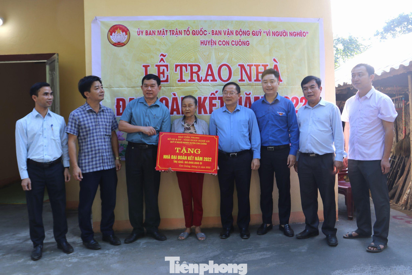 Đoàn cũng đã trao ngôi nhà "Đại đoàn kết" giá trị 80 triệu đồng cho bà Đặng Thị Toán (SN 1957, trú tại bản Khe Đóng, xã Thạch Ngàn, huyện Con Cuông.