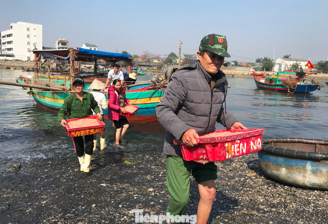 Trên bờ cảng, ngoài những chiếc xe tải đông lạnh đã chờ sẵn để lấy hàng còn có hàng chục người làm nghề bốc vác thuê chờ, sẵn sàng vào việc. Trên bờ cảng, ngoài những chiếc xe tải đông lạnh đã chờ sẵn để lấy hàng còn có hàng chục người làm nghề bốc vác thuê chờ, sẵn sàng vào việc.