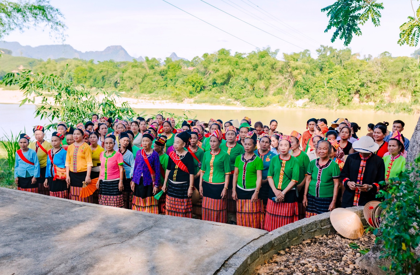 Trong lễ hội có 6 dòng họ của người Thái cư trú tại 2 bản của xã Thành Sơn cúng mừng lúa mới gồm họ Vi, Lương, Lô, Hà, Ngân, Lữ và 2 dòng họ khác không phải người Thái nhưng lập nghiệp, cư trú trên địa bàn bản gồm họ Nguyễn và các dòng họ tổ 1 Bãi Lau. Ảnh: Hạnh Phúc.