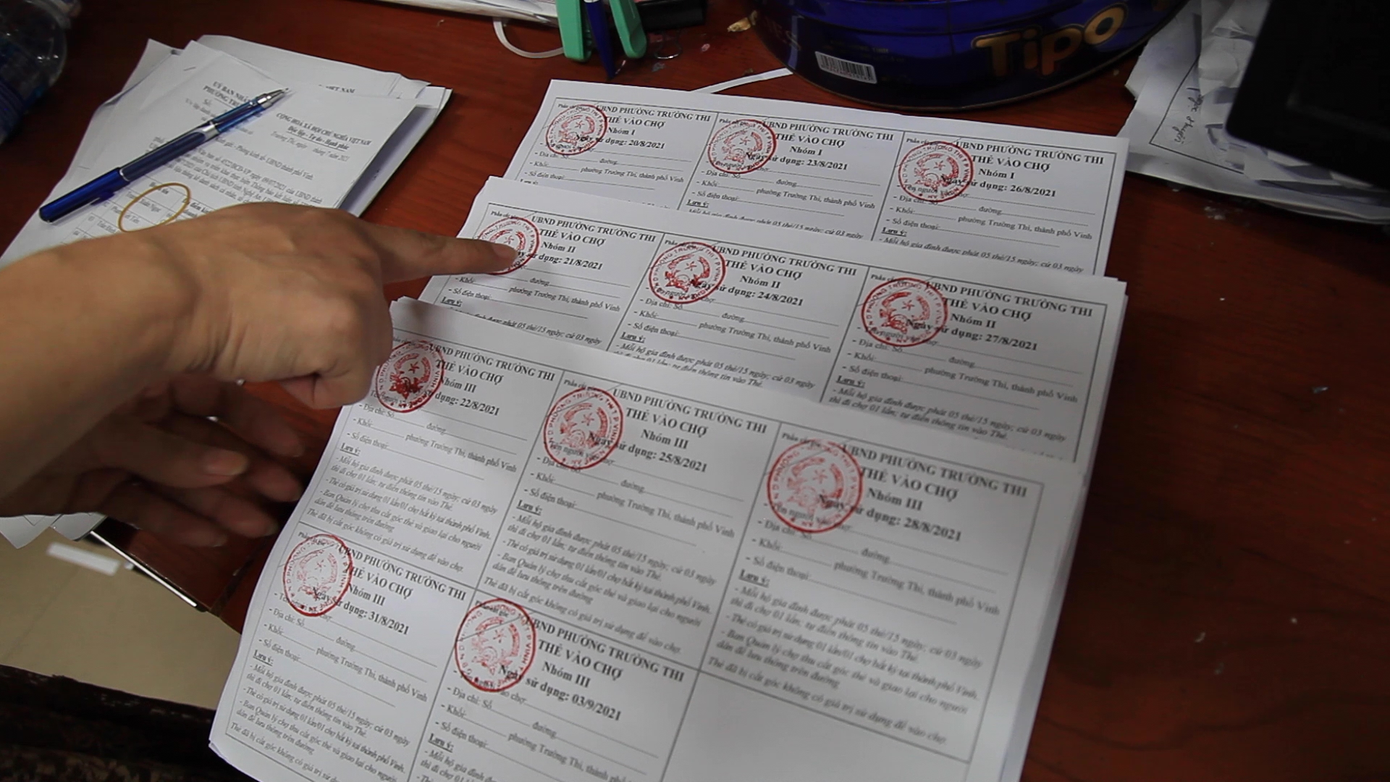 Dịch COVID-19 diễn biến phức tạp, ổ dịch ở chợ đầu mối thành phố Vinh rất sức nguy hiểm, để phòng chống dịch, thành phố Vinh đã thực hiện chỉ thị 16. Người dân không ra ngoài khi không thật sự cần thiết, trường hợp cố tình vi phạm sẽ bị xử phạt. Ngoài ra, chính quyền thành phố cũng đã có giải pháp để giải quyết vấn đề cấp bách về thực phẩm cho người dân khi ban hành và phát thẻ đi chợ. Dịch COVID-19 diễn biến phức tạp, ổ dịch ở chợ đầu mối thành phố Vinh rất sức nguy hiểm, để phòng chống dịch, thành phố Vinh đã thực hiện chỉ thị 16. Người dân không ra ngoài khi không thật sự cần thiết, trường hợp cố tình vi phạm sẽ bị xử phạt. Ngoài ra, chính quyền thành phố cũng đã có giải pháp để giải quyết vấn đề cấp bách về thực phẩm cho người dân khi ban hành và phát thẻ đi chợ.