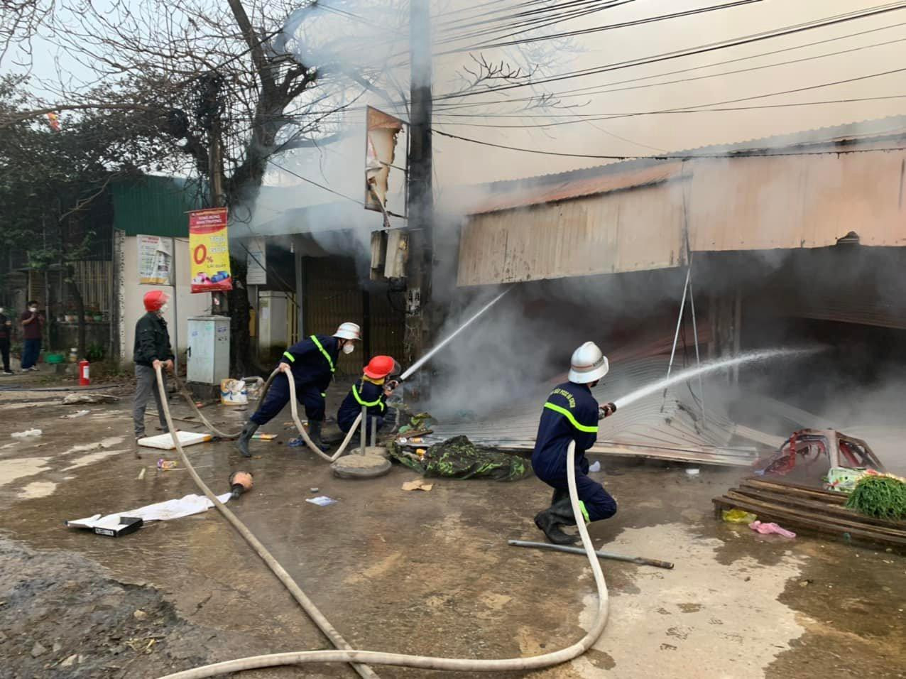 Tại hiện trường, 3 ki ốt liền kề kinh doanh tạp hoá và thực phẩm trên tuyến quốc lộ 7 xảy ra cháy, tiểu thương hoảng hồn bỏ chạy. Đám cháy đã được khống chế và dập tắt sau đó. Thiệt hại đang được thống kê.