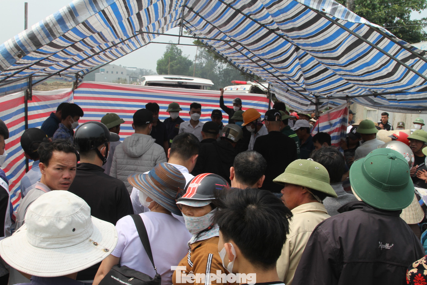 Rất đông người dân có mặt tại hiện trường theo dõi cơ quan chức năng khám nghiệm, điều tra vụ tai nạn. Rất đông người dân có mặt tại hiện trường theo dõi cơ quan chức năng khám nghiệm, điều tra vụ tai nạn.