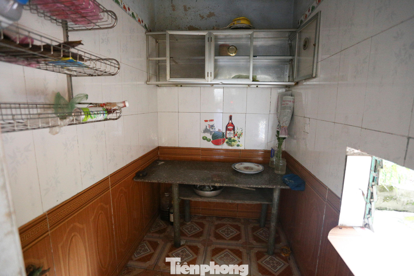 Căn bếp thường ngày đỏ lửa nay cũng được dọn đi sạch sẽ. "Cuộc sống đảo lộn, khi nào cũng lo lắng, hoang mang, mong rằng cơ quan chức năng sớm có kết luận, để gia đình được ổn định", bà Lê Thị Nga (vợ ông Tứ) nói.