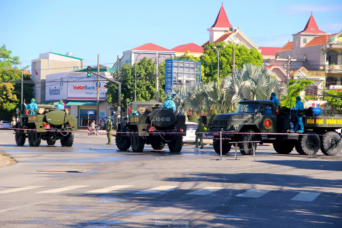 Hiện, TP Vinh cũng đã lập các chốt chặn ở các cửa ngõ thành phố vinh nhằm kiểm soát tốt công tác phòng chống dịch COVID-19. Hiện, TP Vinh cũng đã lập các chốt chặn ở các cửa ngõ thành phố vinh nhằm kiểm soát tốt công tác phòng chống dịch COVID-19.