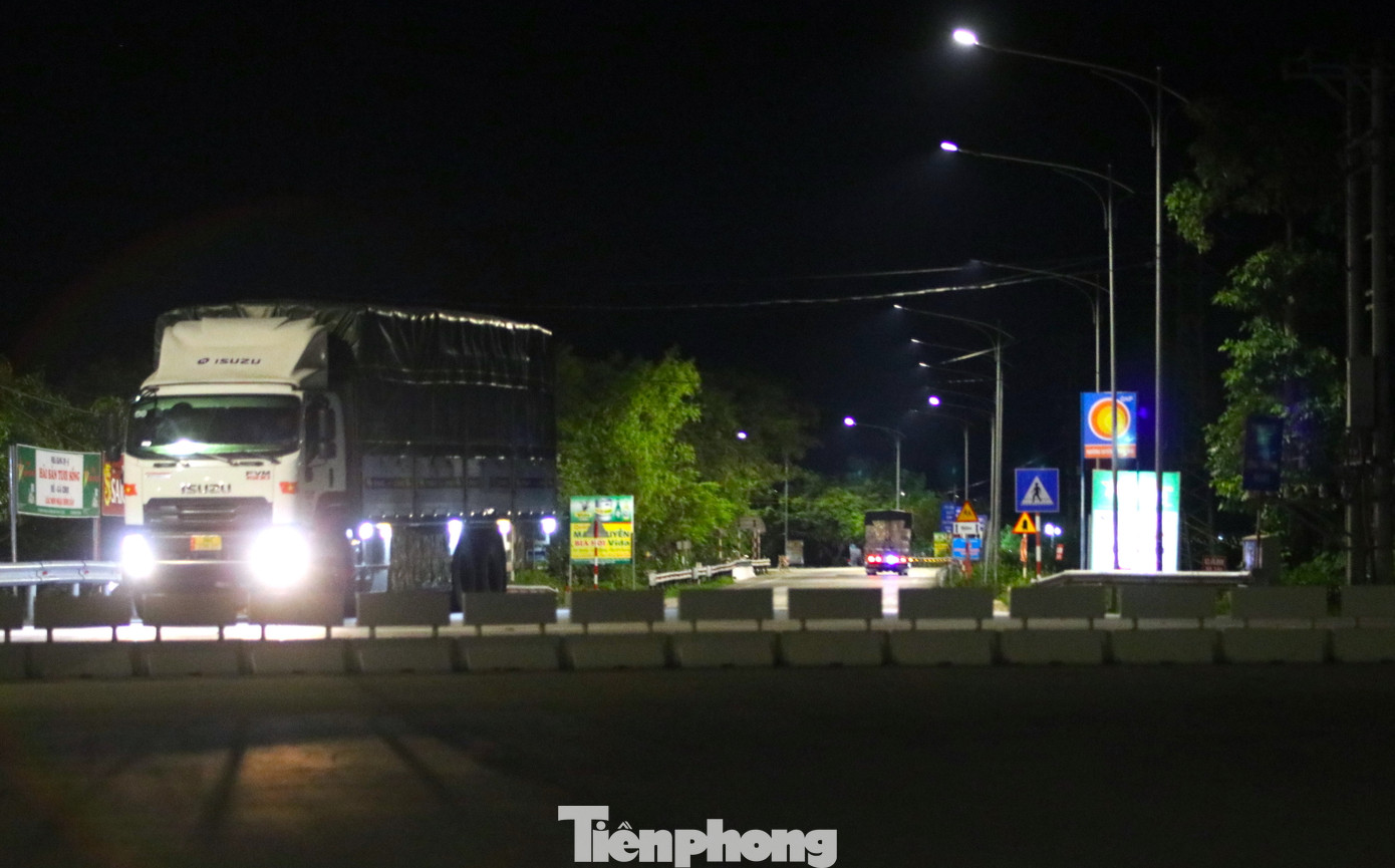 Ông Hoàng Phú Hiền - Giám đốc Sở GTVT Nghệ An cho biết, tuyến đường ven biển hiện chưa bàn giao đưa vào sử dụng nên xe tải chưa được phép lưu thông. "Bây giờ đơn vị thi công đã cấm đường ven biển để sơn sửa và hoàn thiện một số hạng mục rồi mới bàn giao đưa vào sử dụng", ông Hoàng Phú Hiền nói. Đường rảnh nên nhiều xe tải đã chọn đi qua đường này sang Nghệ An, tránh được trạm thu phí cầu Bến Thủy.