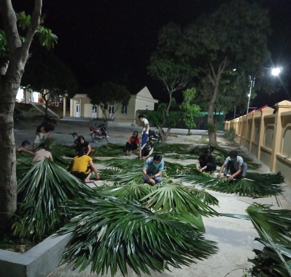 Để hỗ trợ các lực lượng tại điểm chốt kiểm soát dịch COVID-19, người dân trên địa bàn huyện Thanh Chương (Nghệ An) đã cùng nhau cắt lá cọ để làm mái lợp nhà chốt tránh nắng cho các lực lượng.