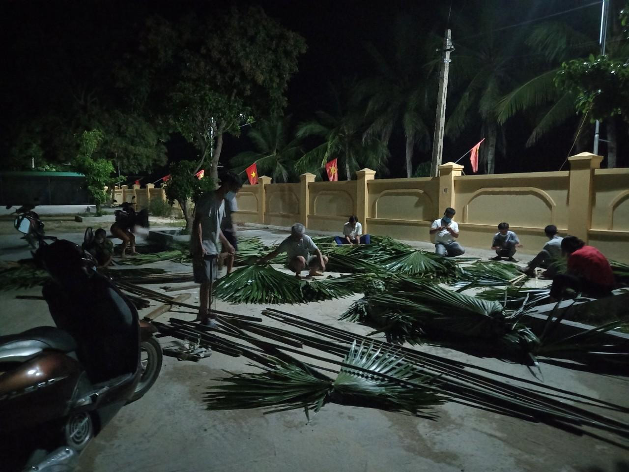 Sau khi cắt lá cọ về, người dân lại cùng nhau đan kết các lá cọ thành tấm lợp trong đêm.