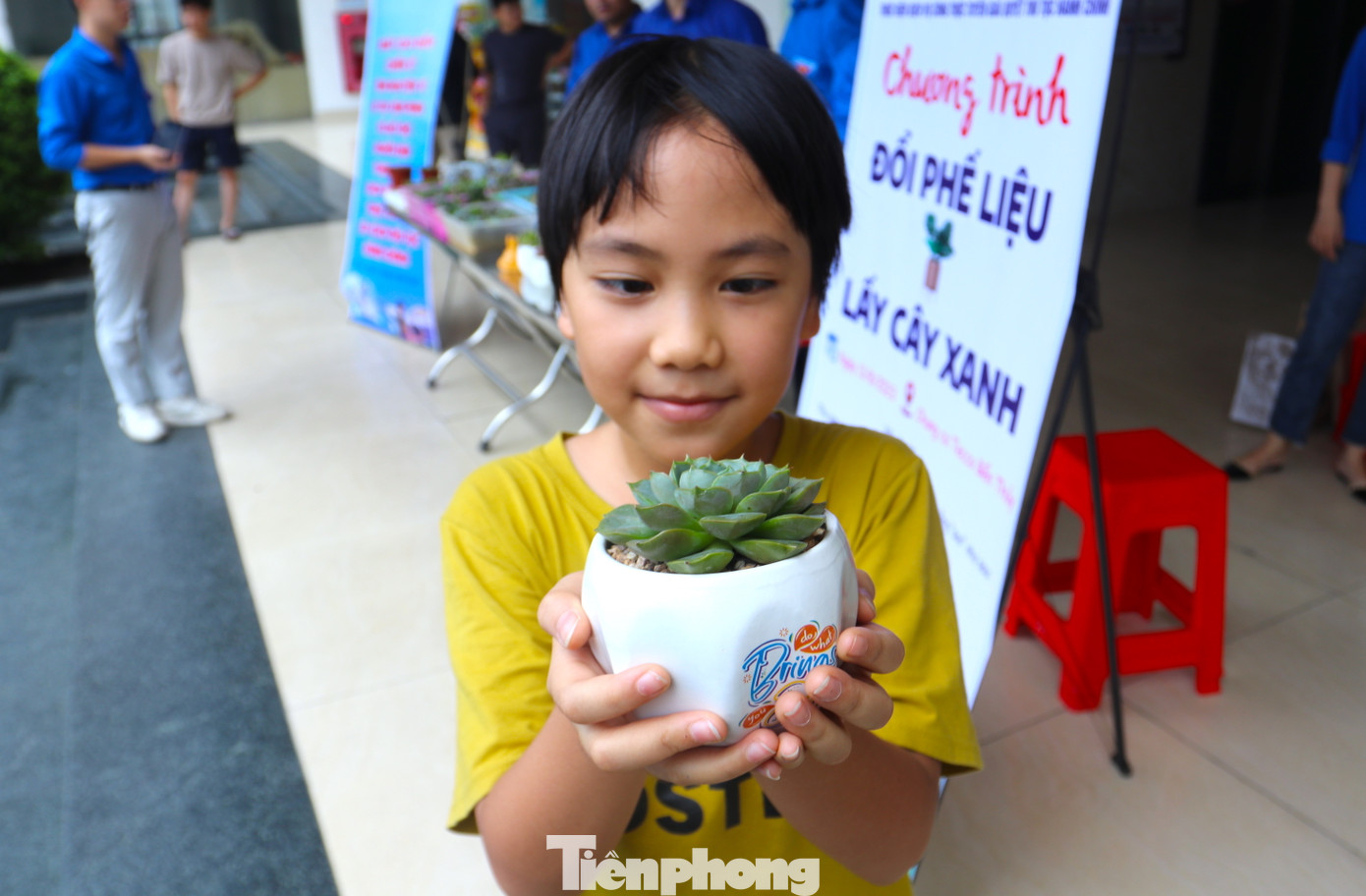 Được đổi phế liệu lấy cây xanh, nhiều em nhỏ rất thích thú. Được biết, trên địa bàn toàn tỉnh Nghệ An tổ chức hơn 50 gian hàng đổi phế liệu lấy cây xanh, tuyên truyền cho các em nhỏ, các bạn đoàn viên giảm tải rác thải, phế liệu và yêu cây xanh để có môi trường trong lành, xanh - sạch - đẹp.