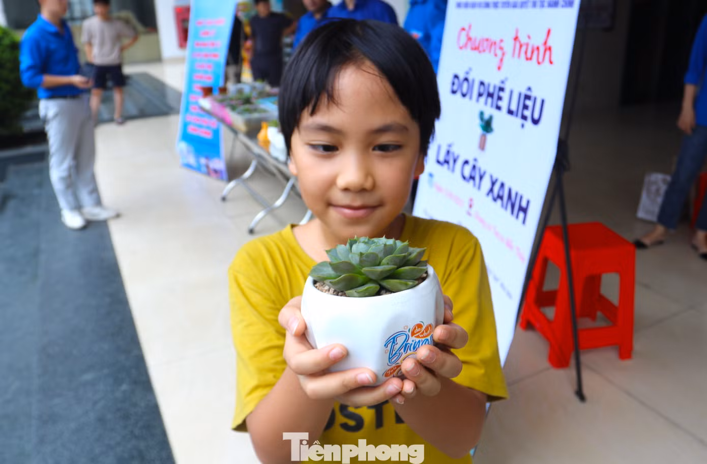 Được đổi phế liệu lấy cây xanh, nhiều em nhỏ rất thích thú. Được biết, trên địa bàn toàn tỉnh Nghệ An tổ chức hơn 50 gian hàng đổi phế liệu lấy cây xanh, tuyên truyền cho các em nhỏ, các bạn đoàn viên giảm tải rác thải, phế liệu và yêu cây xanh để có môi trường trong lành, xanh - sạch - đẹp.