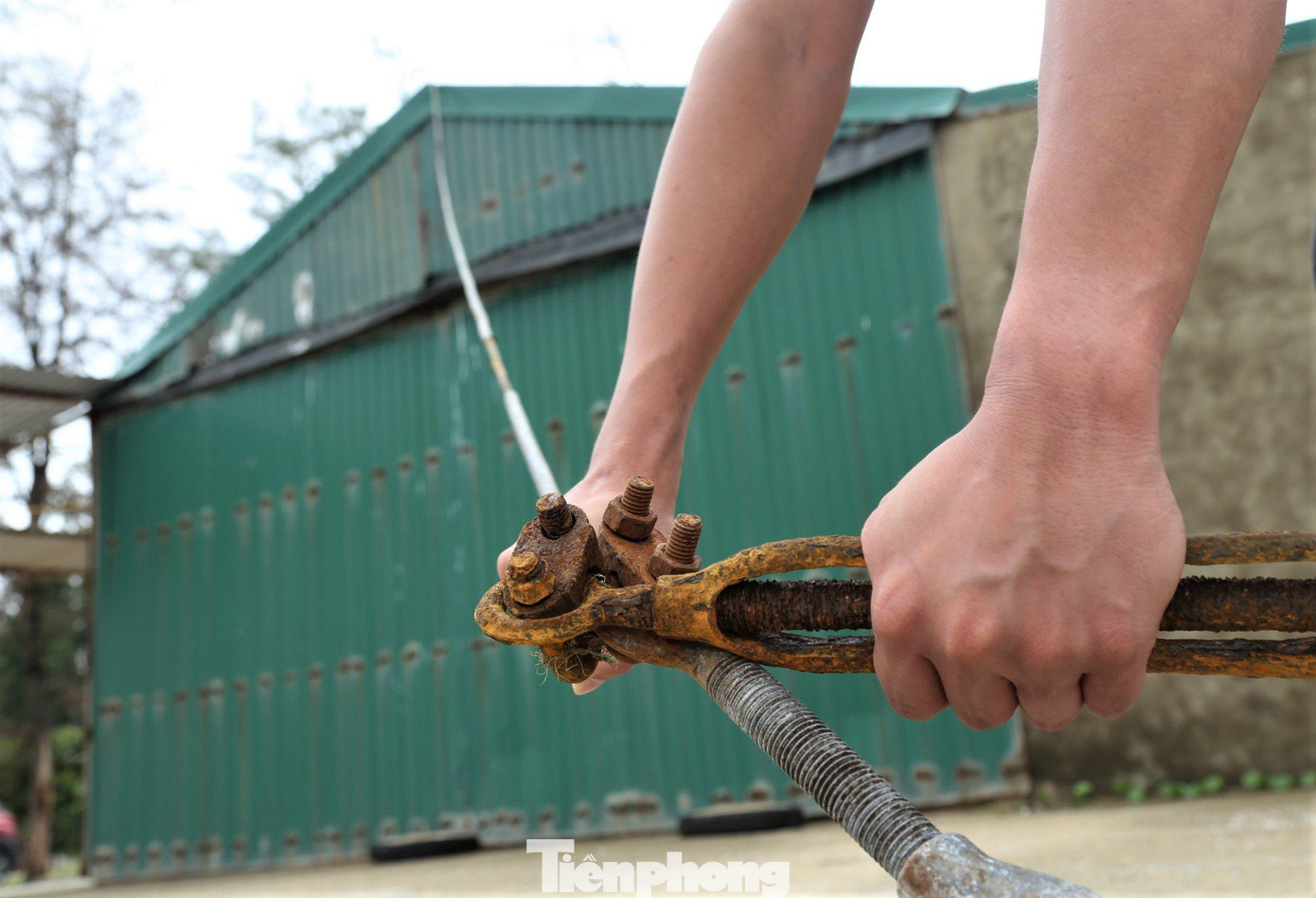 Những ki ốt, nhà hàng sát bờ biển sẽ chịu ảnh hưởng nặng nề nhất nên tiểu thương cũng gia cố và sử dụng dây cáp chằng chống.