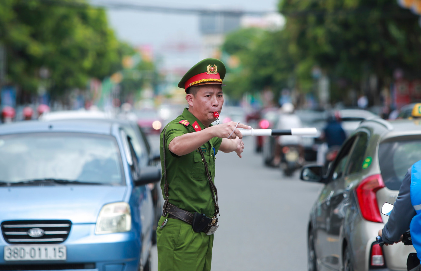 Lãnh đạo Đội CSGT - Trật tự (Công an TP Hà Tĩnh) cho biết 100% quân số được huy động để vừa điều tiết giao thông qua lại các điểm thi, tránh tắc nghẽn. Ngoài ra, các tổ cũng tuần tra, kiểm soát để đảm bảo an toàn cho thí sinh trên đường di chuyển.