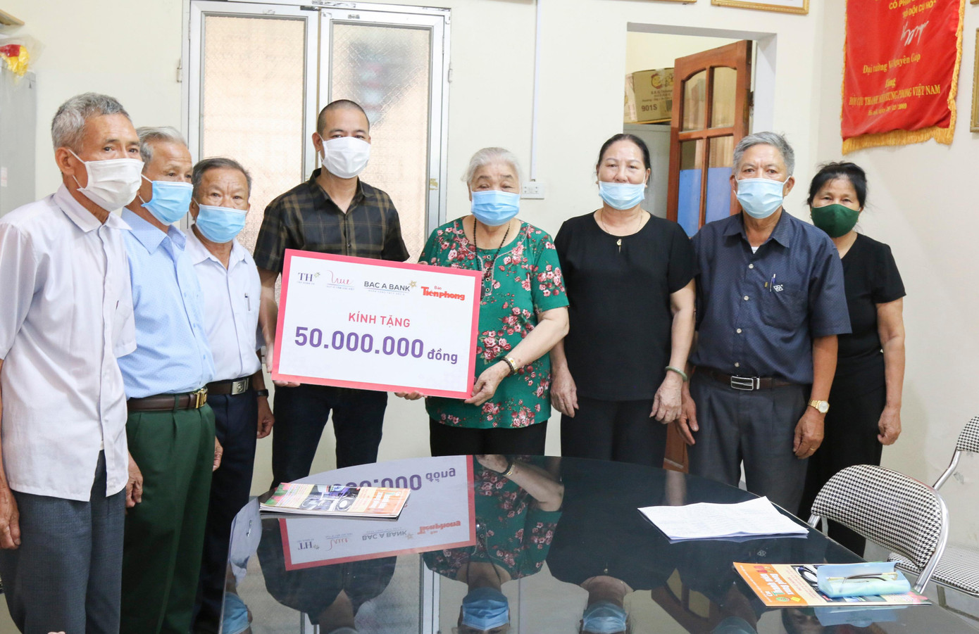 Tại trụ sở Hội cựu Thanh niên Xung phong Nghệ An, báo Tiền Phong đã trao 50 triệu đồng hỗ trợ 50 cựu Thanh niên Xung phong có hoàn cảnh khó khăn trên địa bàn tỉnh Nghệ An. Đây là số tiền do Quỹ Vì Tầm Vóc Việt tặng.