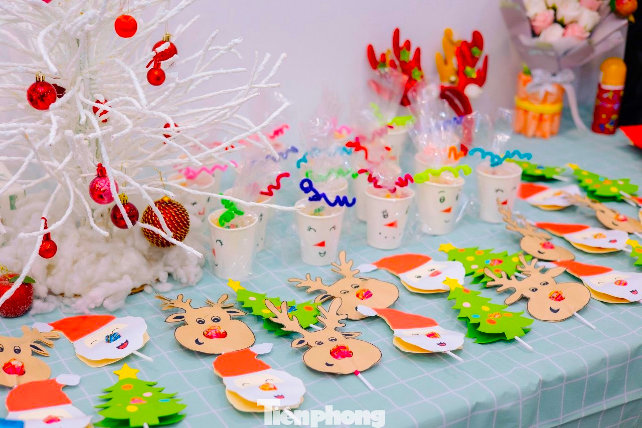 Nhiều phần quà xinh xắn được các bạn đoàn viên thanh niên thiết kế để trao tặng đến các em nhỏ.