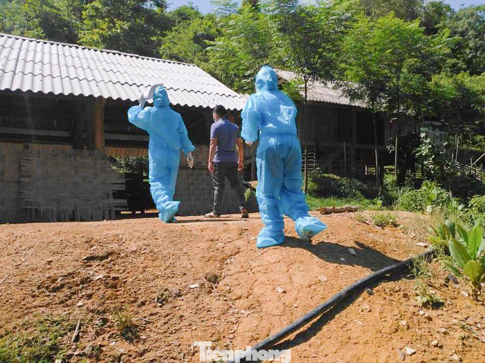 Tổ truy vết đến từng nhà dân để thông báo xét nghiệm và lấy thông tin. Tổ truy vết đến từng nhà dân để thông báo xét nghiệm và lấy thông tin.