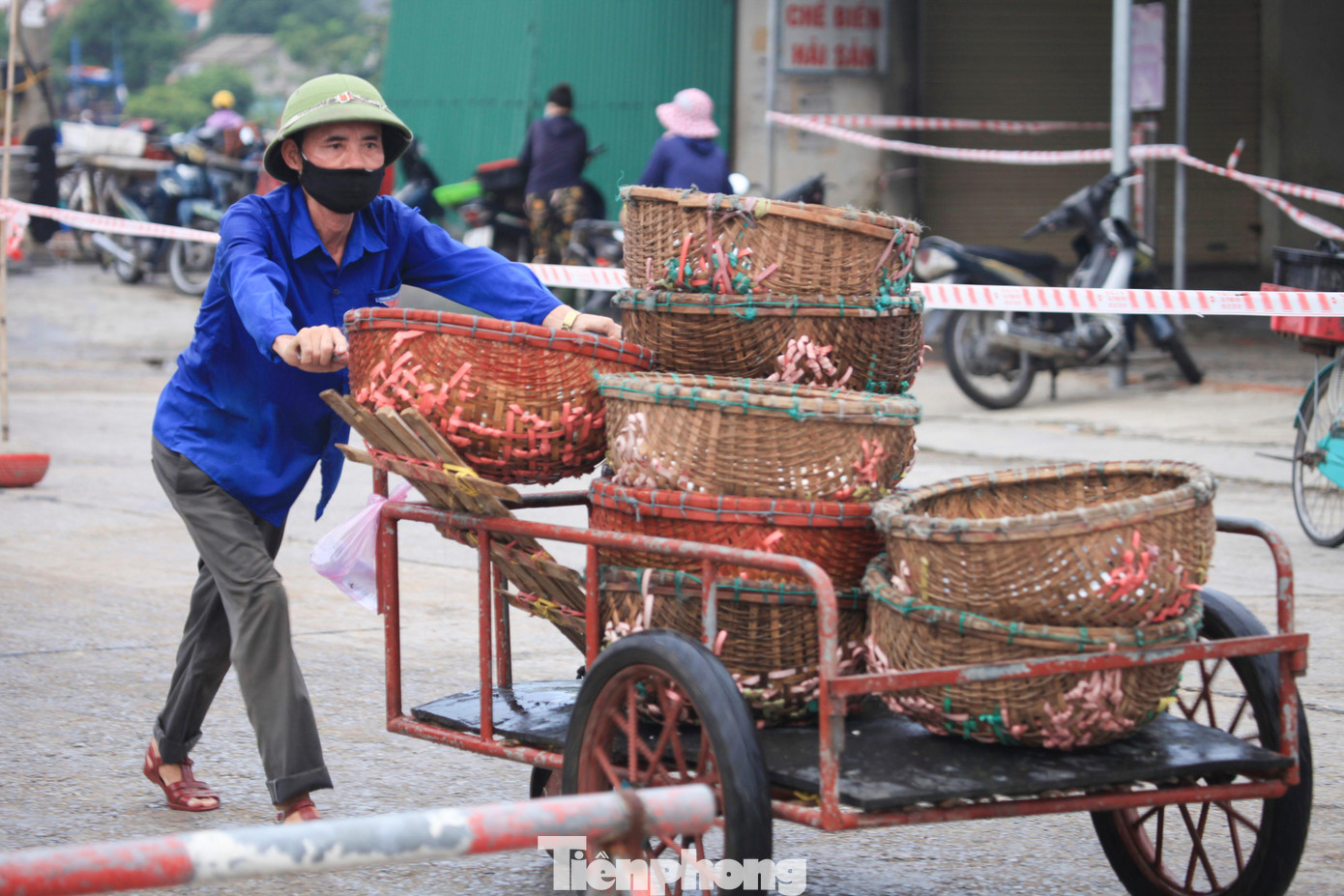 Người dân thị xã Cửa Lò nghiêm chỉnh chấp hành quy định 5K khi mua bán tại cảng cá. Tính đến sáng 19/9, thị xã Cửa Lò ghi nhận 81 ca dương tính SARS-CoV-2.