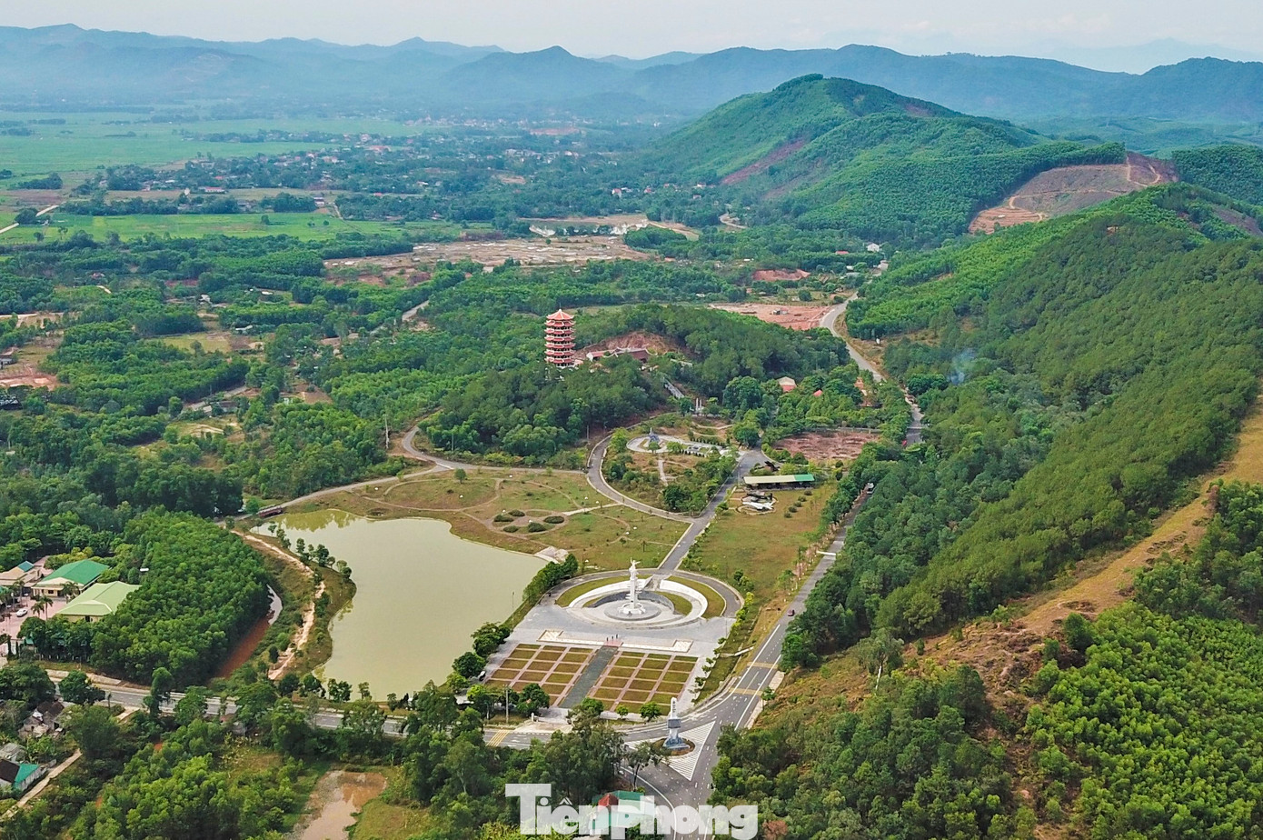 Khu di tích Ngã ba Đồng Lộc nằm ở thị trấn Đồng Lộc, huyện Can Lộc (tỉnh Hà Tĩnh). Những năm chiến tranh, nơi đây được xem là là mạch máu giao thông để hậu phương chi viện sức người, sức của cho miền Nam.