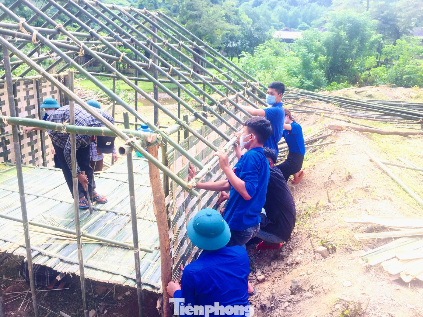 Tham gia dựng nhà bằng tre, nứa cho người dân từ vùng dịch về cách ly có hàng chục đoàn viên thanh niên tình nguyện. Tham gia dựng nhà bằng tre, nứa cho người dân từ vùng dịch về cách ly có hàng chục đoàn viên thanh niên tình nguyện.