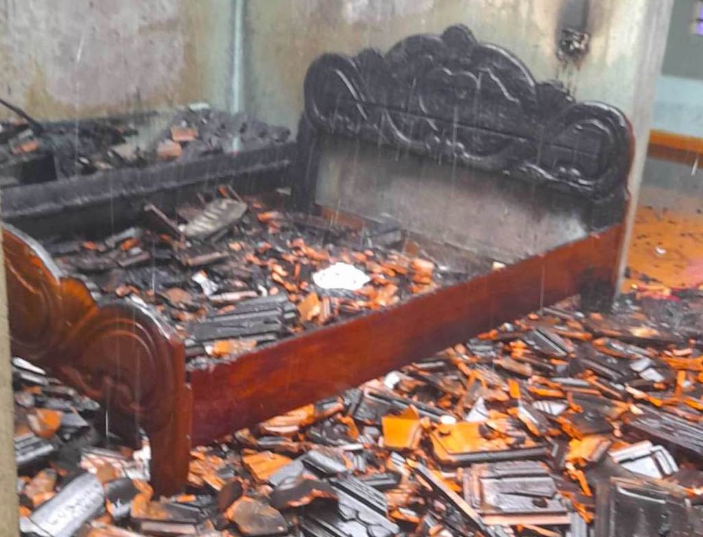 Căn nhà của anh Q. bị cháy, mái ngói bị sập xuống. (Ảnh: Đinh Thùy).