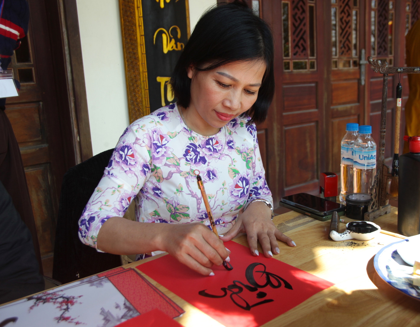 Cô đồ Bùi Nguyệt (46 tuổi, giáo viên dạy chữ đẹp ở thành phố Vinh) chia sẻ, cô đã học chữ thư pháp hơn 8 năm và đã viết cho chữ được hơn 6 năm qua. Hàng năm, vào những ngày đầu năm mới cô sẽ đến các ngôi chùa để phục vụ việc khai bút, cho chữ.