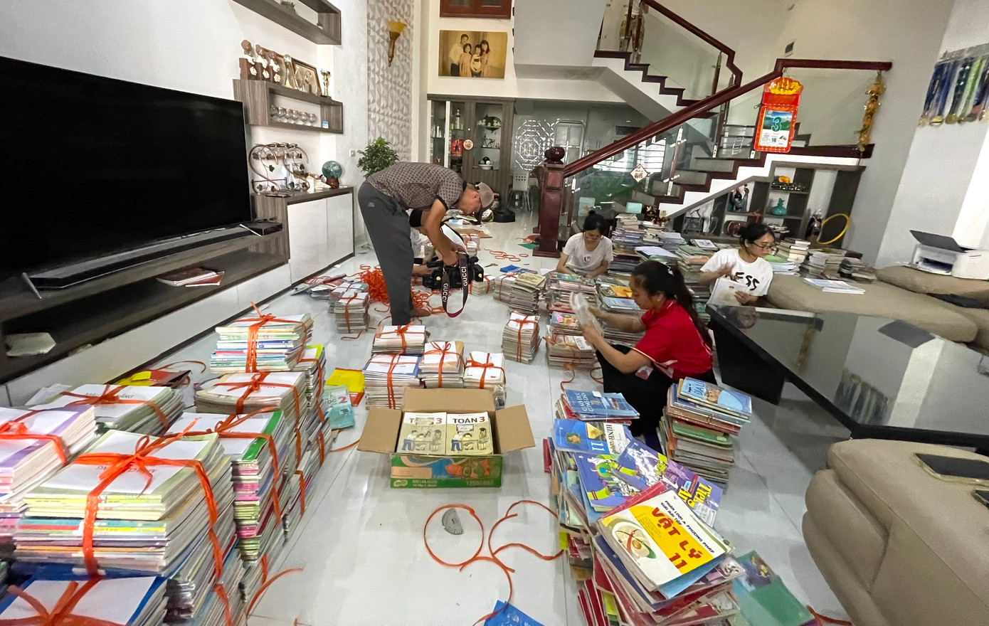 Chỉ trong 10 ngày kêu gọi, nhóm của Bảo Chi nhận được hàng nghìn bộ sách, vở, đồ dùng học tập của các bạn học sinh trên cả nước gửi về. Chỉ trong 10 ngày kêu gọi, nhóm của Bảo Chi nhận được hàng nghìn bộ sách, vở, đồ dùng học tập của các bạn học sinh trên cả nước gửi về.