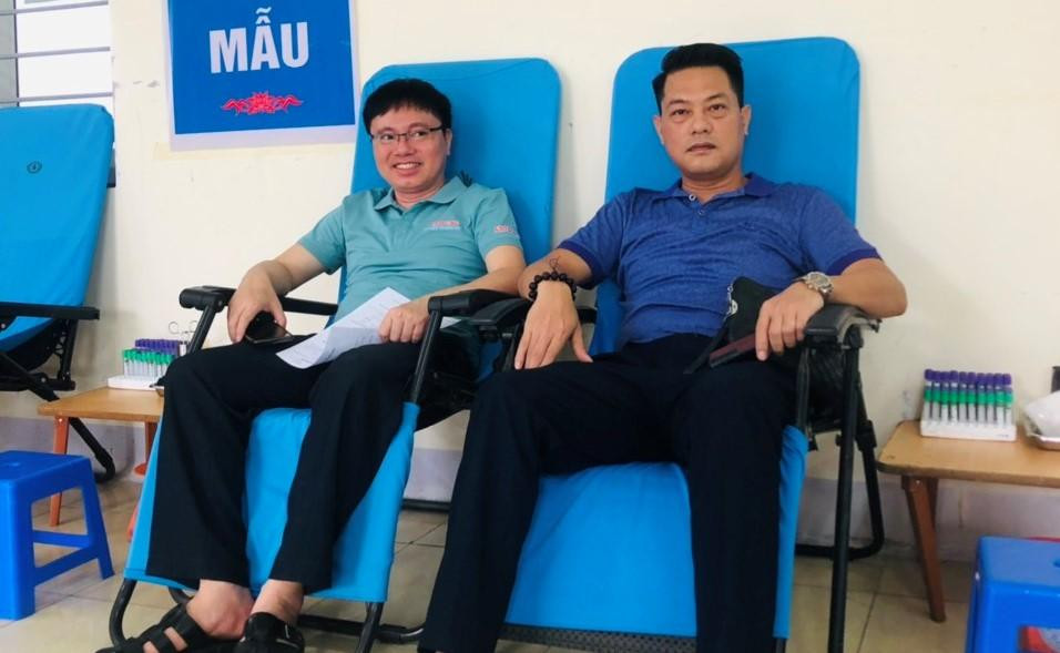 Anh Lê Văn Thành – Chủ tịch Câu lạc bộ Tennis báo chí Nghệ An chia sẻ: “Trước thông tin lượng máu dự trữ tại Nghệ An đang ít dần, mà nhu cầu của người bệnh ngày càng nhiều; cùng ý nghĩa “Một giọt máu cho đi - Một cuộc đời ở lại”, CLB đã tổ chức kêu gọi các thành viên tham gia hiến máu. Ngay sau đó là sự hưởng ứng tích cực của mọi người. Ngoài ra, tình nguyện viên đam mê Tennis trong tỉnh Nghệ An cũng tự nguyện đăng ký tham gia”.