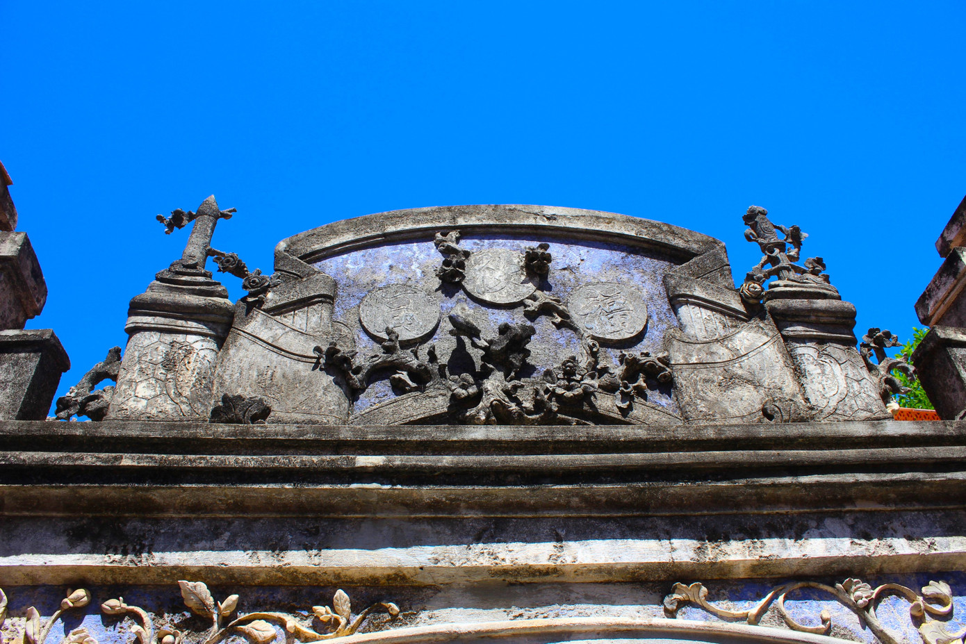 Những pho tượng hình người, hình “tứ linh”, những bức tranh phong cảnh đắp nổi trên tường (rùa, sen…) là những tác phẩm thể hiện tài năng điêu luyện và tính thẩm mỹ tinh tế của các nghệ nhân. Những pho tượng hình người, hình “tứ linh”, những bức tranh phong cảnh đắp nổi trên tường (rùa, sen…) là những tác phẩm thể hiện tài năng điêu luyện và tính thẩm mỹ tinh tế của các nghệ nhân.