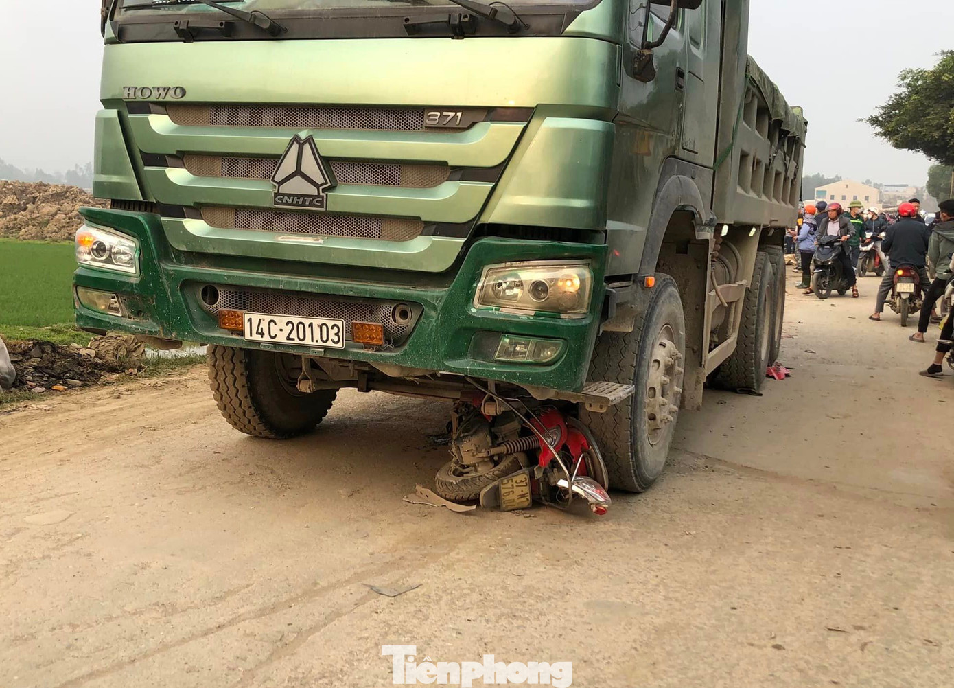 Chiếc xe máy bị kẹt cứng dưới bánh xe tải. Chiếc xe máy bị kẹt cứng dưới bánh xe tải.