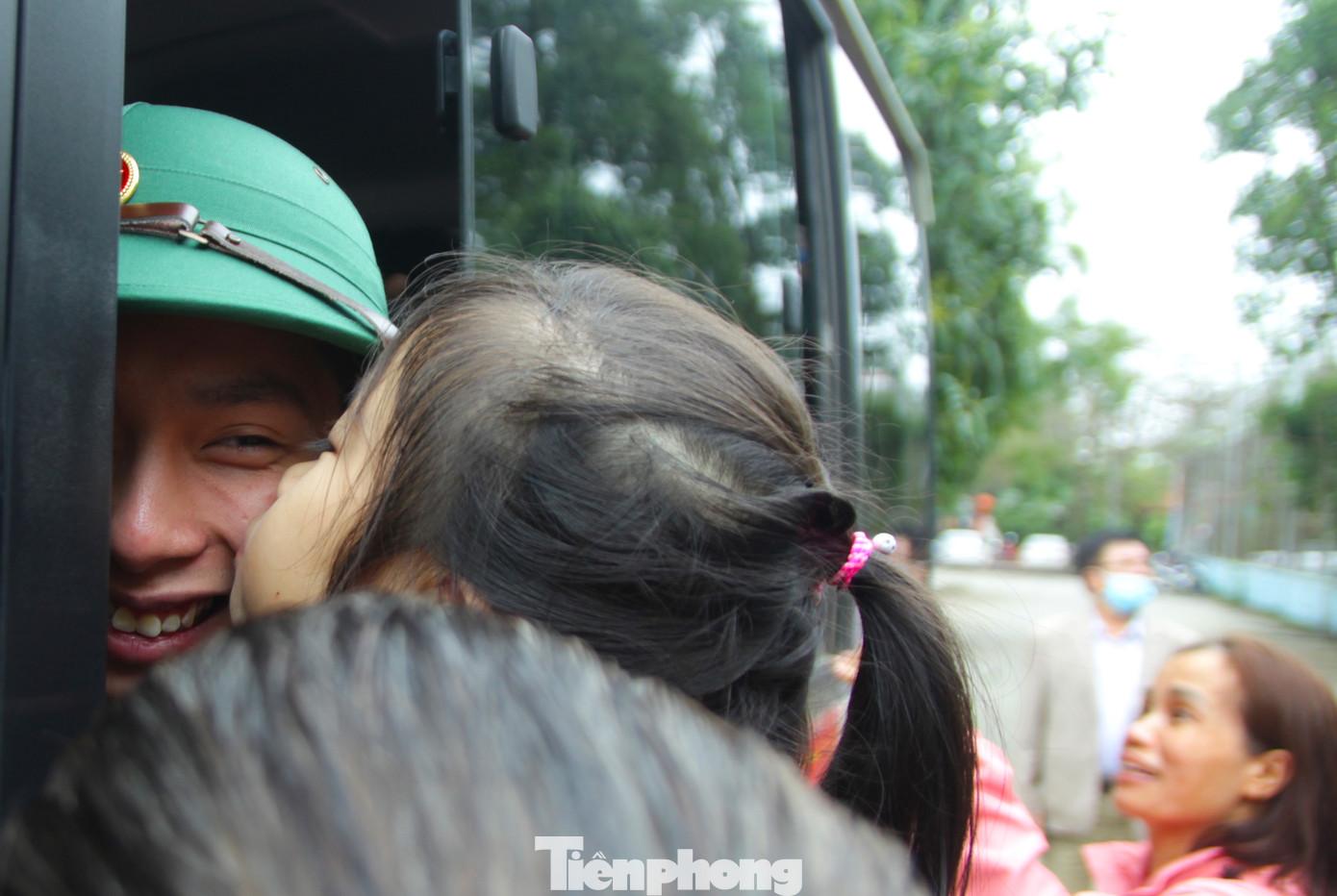 Những cái nắm tay thật chặt, những cái hôn thắm thiết để tiễn các tân binh lên đường nhập ngũ. Những cái nắm tay thật chặt, những cái hôn thắm thiết để tiễn các tân binh lên đường nhập ngũ.