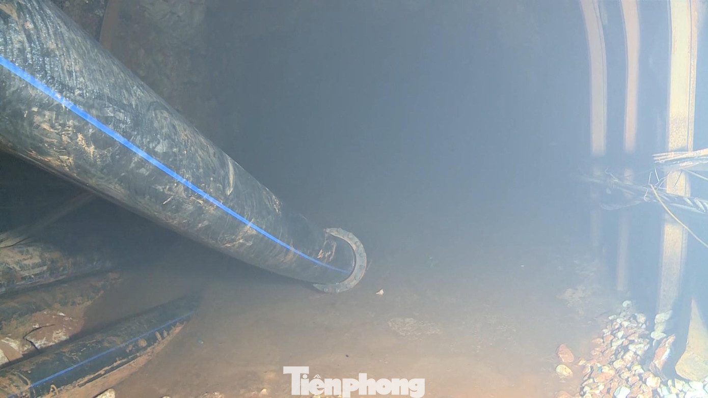 Để phục vụ cho hoạt động khai khác, thì đường hầm phải khô ráo, chính vì vậy những đường ống này dùng để hút nước ngầm đổ ra ngoài.