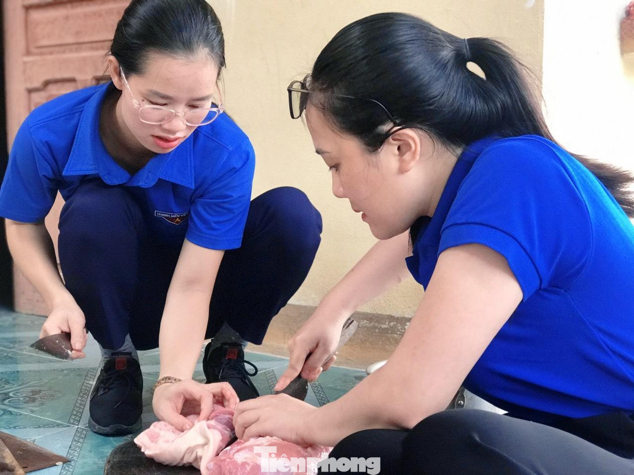 Thịt lợn được các đầu bếp thanh niên chọn làm thức ăn chủ đạo cho bữa cơm của sĩ tử.