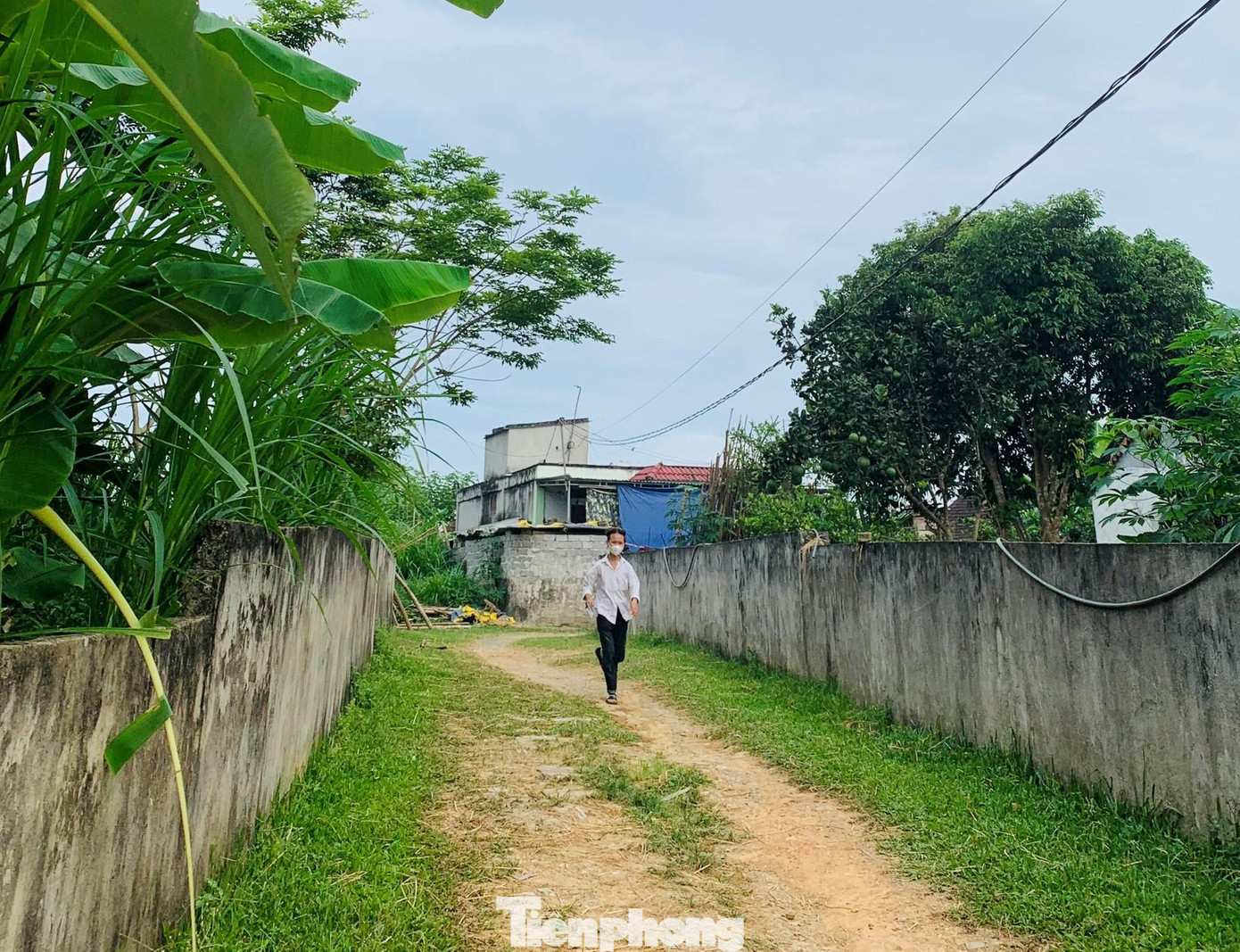 Thí sinh lấy giấy tờ ở nhà và mau chóng lên xe quay trở lại điểm thi THPT Đặng Thúc Hứa. Thí sinh lấy giấy tờ ở nhà và mau chóng lên xe quay trở lại điểm thi THPT Đặng Thúc Hứa.