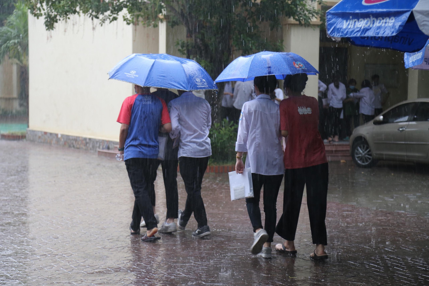 Bước vào buổi thi đầu tiên, Nghệ An vẫn còn 7 thí sinh F1 và đều có kết quả xét nghiệm âm tính với virus SARS-CoV-2, đã cách ly đủ 21 ngày, các em được xe chuyển dụng đưa đón đến điểm thi, tránh tiếp xúc với thí sinh khác. Trước đó, tất cả các thí sinh trong diện F1,F2 và thí sinh trong khu vực phong tỏa cũng đã được test nhanh tại các địa phương.