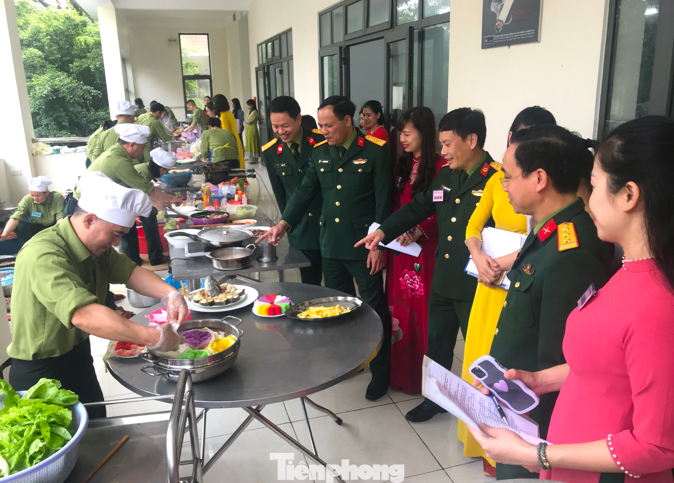 Sáng ngày 8/3, Bệnh viện Quân y 4 (Cục Hậu cần Quân khu 4) đã tổ chức hội thi "Bữa cơm quý ông" để chào mừng ngày Quốc tế phụ nữ 8/3. Hội thi diễn ra trong không khí vui tươi phấn khởi. Sáng ngày 8/3, Bệnh viện Quân y 4 (Cục Hậu cần Quân khu 4) đã tổ chức hội thi "Bữa cơm quý ông" để chào mừng ngày Quốc tế phụ nữ 8/3. Hội thi diễn ra trong không khí vui tươi phấn khởi.