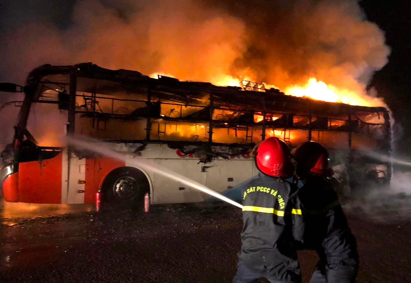 Chiếc xe khách đang chạy trên đường bất ngờ bốc cháy trơ khung.