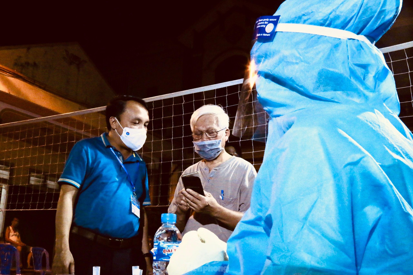 Phó Giáo sư, Tiến sỹ Dương Đình Chỉnh - Giám đốc Sở Y tế Nghệ An chỉ đạo trực tiếp tại một số điểm test nhanh trong tối 19/6.