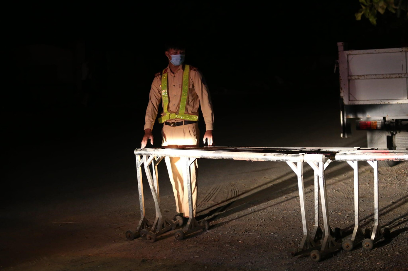 Phòng Y tế chủ trì, phối hợp Trung tâm Y tế Thành phố và Bệnh viện Đa khoa Thành phố Vinh để làm nhiệm vụ kiểm tra y tế, đo thân nhiệt; bố trí xe cứu thương để vận chuyển các trường hợp nghi nhiễm COVID - 19 về khu cách ly y tế và cơ sở điều trị theo quy định