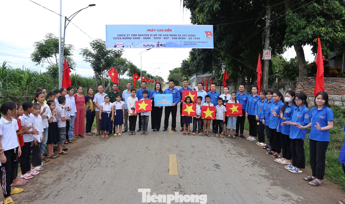 Đường cờ thanh niên ở phường Quang Tiến (TX. Thái Hòa, Nghệ An) dài 2,5km đã được các đoàn viên thanh niên treo hơn 200 lá cờ Tổ quốc tươi thắm.