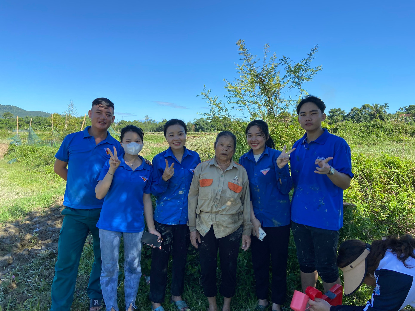 Hơn 300m2 ruộng vừa được các đoàn viên thanh niên hỗ trợ cấy xong, bà Hoàng Thị Niêm vui sướng: “Bà rất vui và cảm ơn các cháu thanh niên đã giúp bà cấy lúa, nếu không có các cháu đến hỗ trợ chắc một mình bà phải mất mấy ngày mới cấy xong ruộng này”.