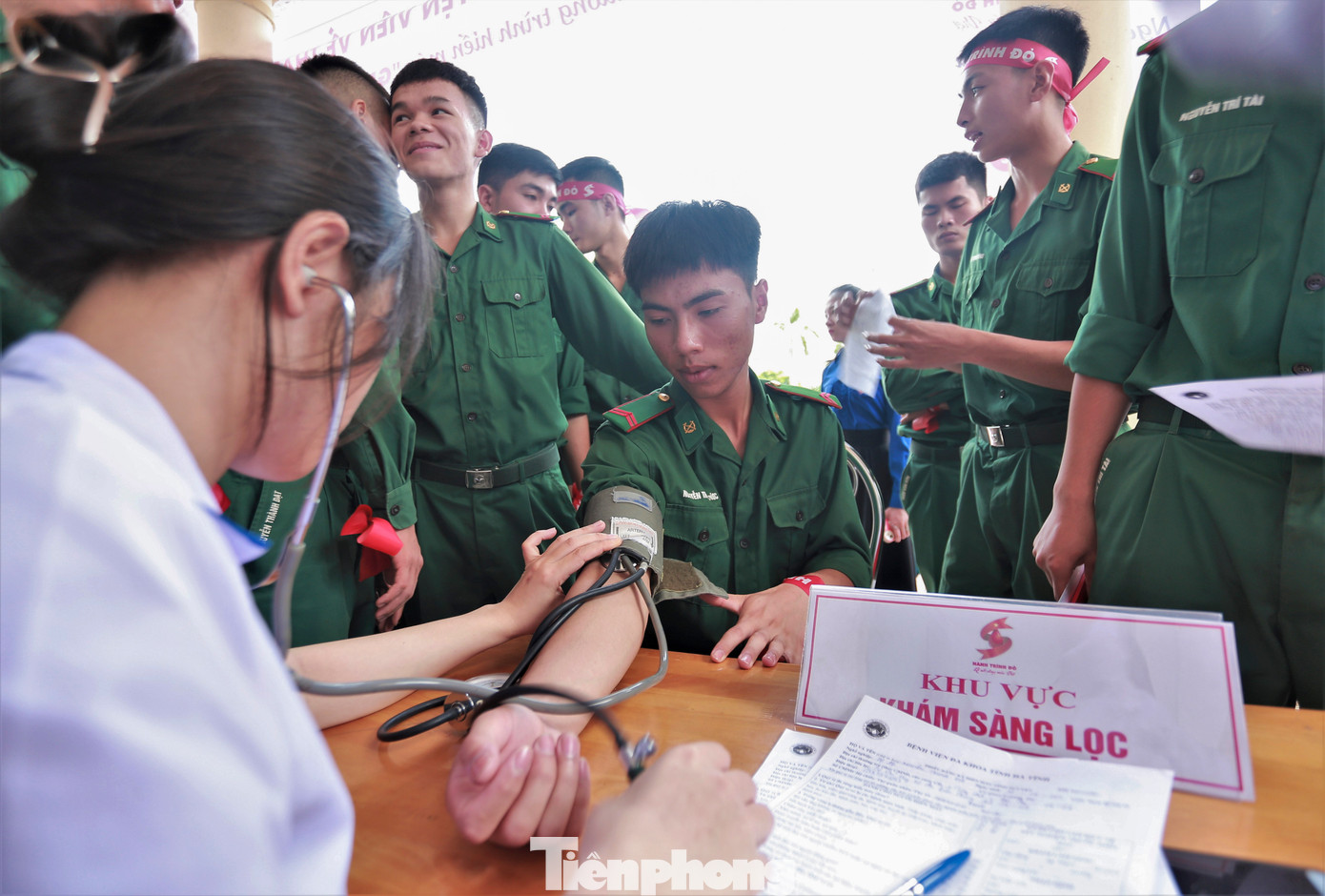 Bộ Chỉ huy Biên phòng Hà Tĩnh huy động 15 cán bộ, chiến sĩ tham gia hiến máu. Các chiến sĩ được khám sàng lọc trước khi hiến máu.