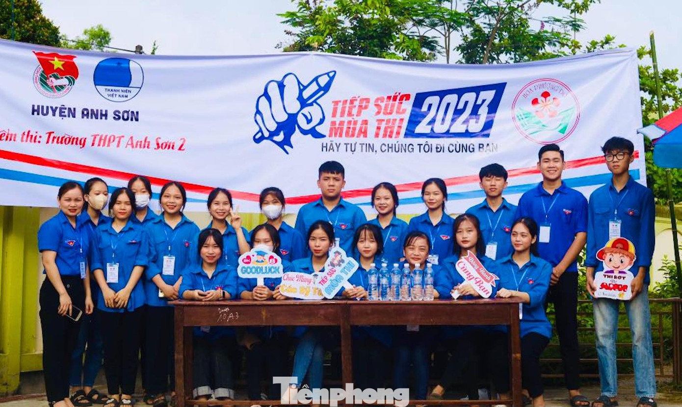 Ngày 5/6, cùng với cả nước, gần 39000 thí sinh tỉnh Nghệ An bước vào Kỳ thi tuyển sinh lớp 10. Tại các điểm thi, những áo xanh tình nguyện đã có mặt từ sáng sớm để hỗ trợ cho các sĩ tử một cách tốt nhất trước khi bước vào trường.