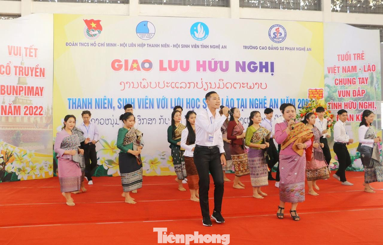 Trong ảnh: Lưu học sinh Lào biểu diễn tiết mục múa truyền thống.