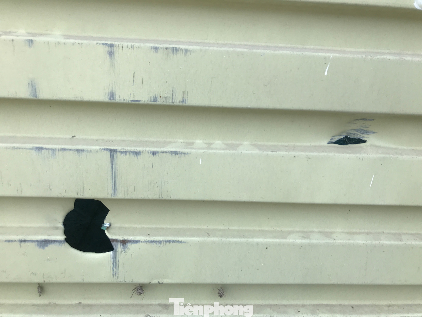 Ở đối diện với gara anh Hiển, nhà anh Lê Tiến Thái cũng bị các mảnh vỡ từ vụ nổ văng làm vỡ tường, thủng cả cửa cuốn.