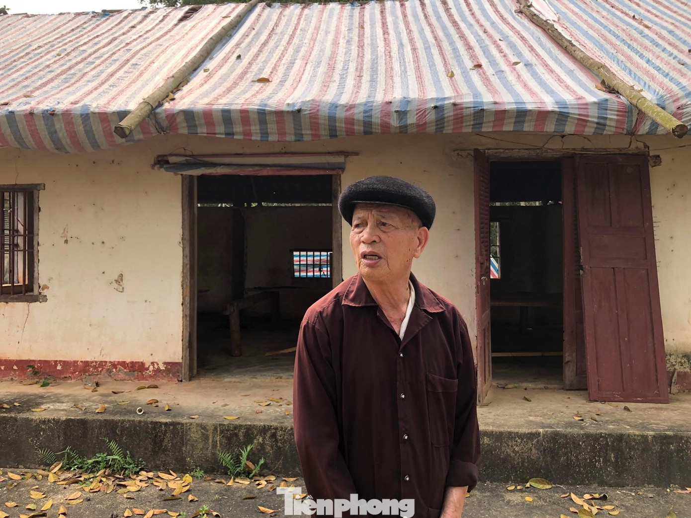 “Đình Mõ là nơi linh thiêng, nên không chỉ người dân xã Hậu Thành mà bà con các địa phương khác cũng thường về đây để cầu mong sức khoẻ, bình an tới gia đình của họ. Giờ nhìn đình hư hỏng như thế này mà không được sửa chữa cũng xót lắm”, ông Mai Huy Định, bảo vệ Đình Mõ chia sẻ.