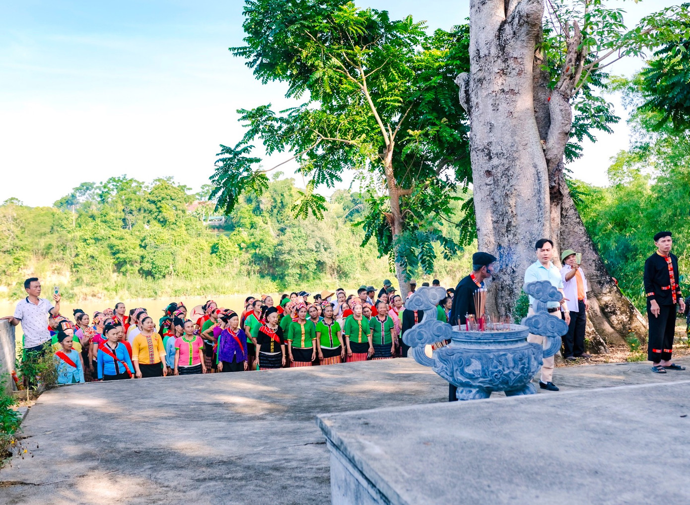 Lễ hội được tổ chức với phần lễ và hội tại Miếu Bản Bộng (xã Thành Sơn). Đây là miếu thờ thành hoàng làng, các vị thần cai quản bản làng, cai quản tuyến đường thuỷ trên sông Con. Ảnh: Hạnh Phúc.