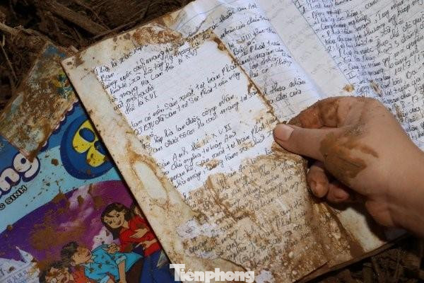 Sách vở học sinh ướt sũng sau mưa lũ.