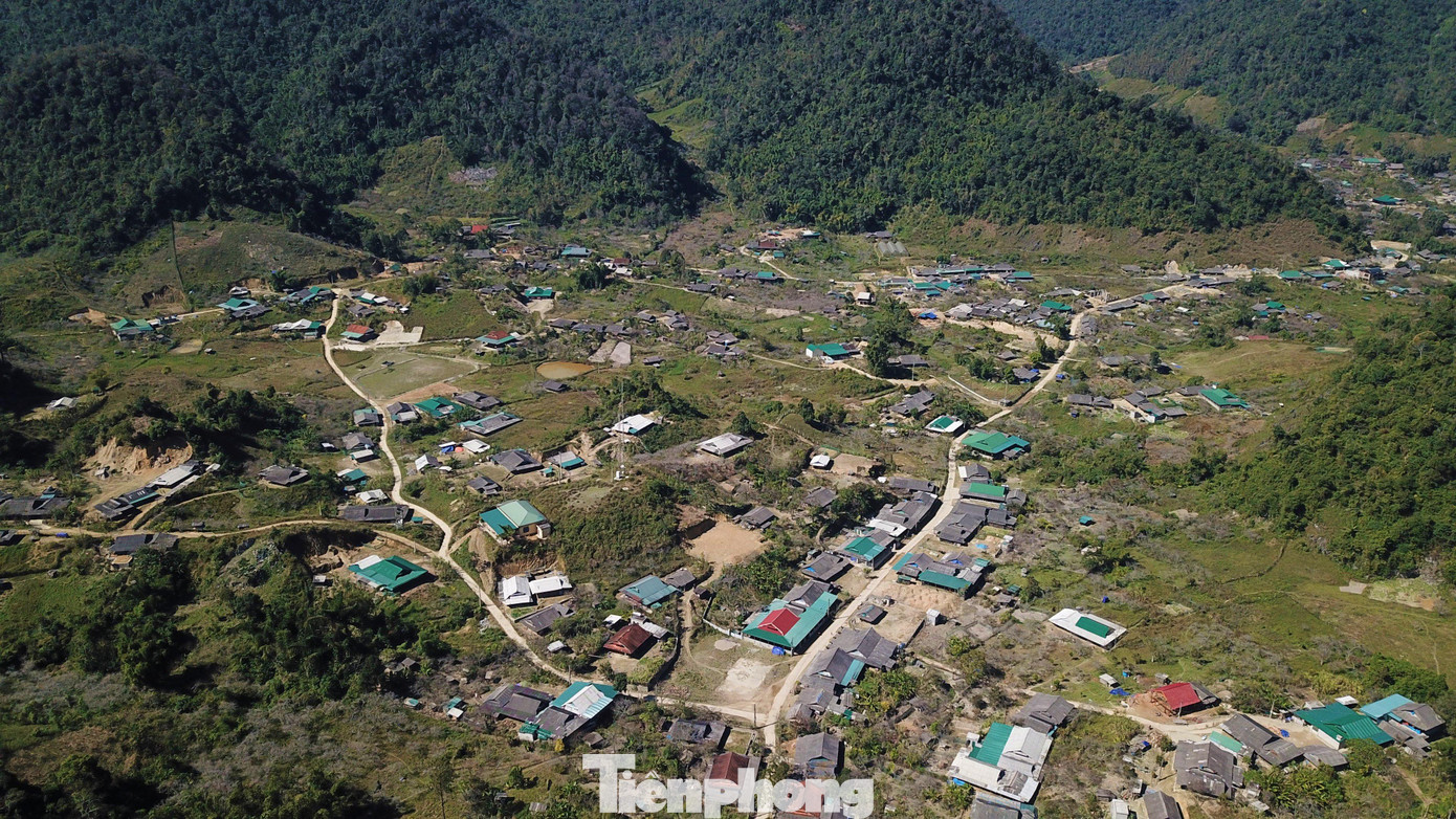 Chính Ngọ của những ngày đầu năm 2022, sau khi vượt qua những con đường khúc khuỷu, uốn lượn bên sườn núi với vách đá dựng đứng, chúng tôi chạm "cổng trời" ở độ cao 1.500m so với mực nước biển. Từ đây nhìn xuống, xã Mường Lống (huyện Kỳ Sơn, Nghệ An) yên bình trong thung lũng của dãy Trường Sơn hùng vĩ.