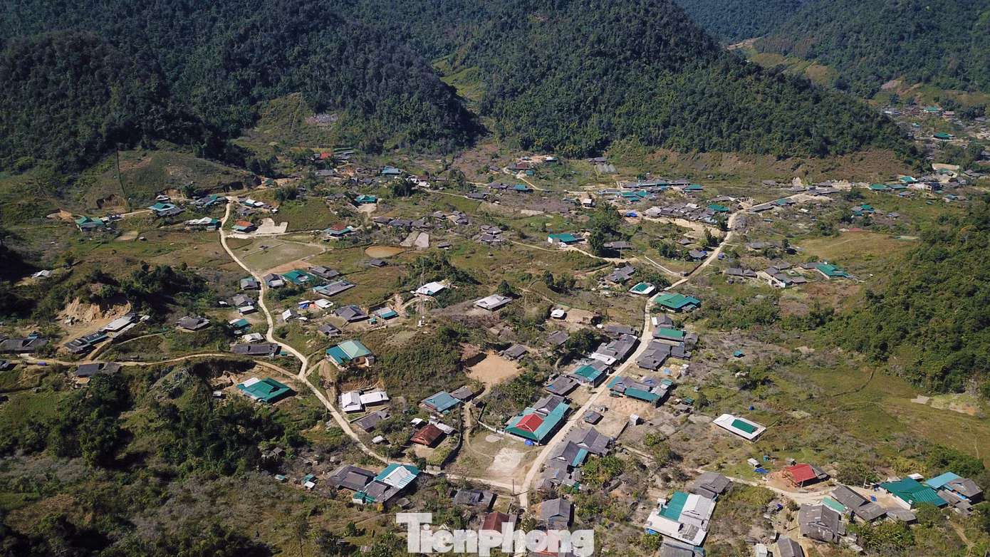 Chính Ngọ của những ngày đầu năm 2022, sau khi vượt qua những con đường khúc khuỷu, uốn lượn bên sườn núi với vách đá dựng đứng, chúng tôi chạm "cổng trời" ở độ cao 1.500m so với mực nước biển. Từ đây nhìn xuống, xã Mường Lống (huyện Kỳ Sơn, Nghệ An) yên bình trong thung lũng của dãy Trường Sơn hùng vĩ.